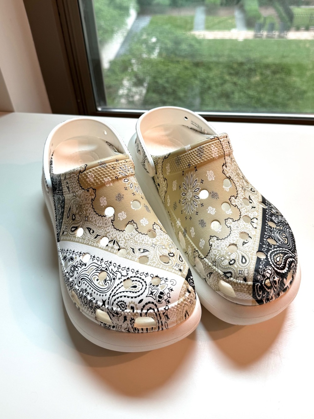 CROCS Beige White Black Bandana Print Classic Clog Mules size 9